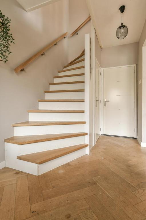 Escalier droit ou tournant, quel choix selon l'espace disponible ?